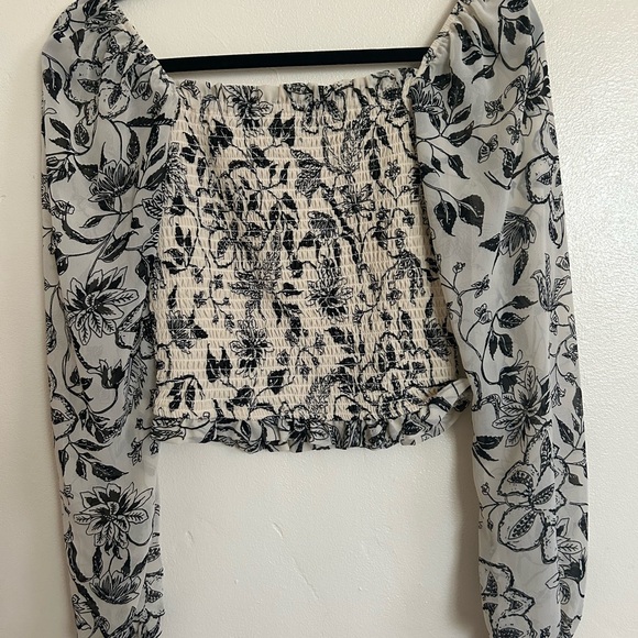 Small light yellow blouse with flowers. - Picture 1 of 4